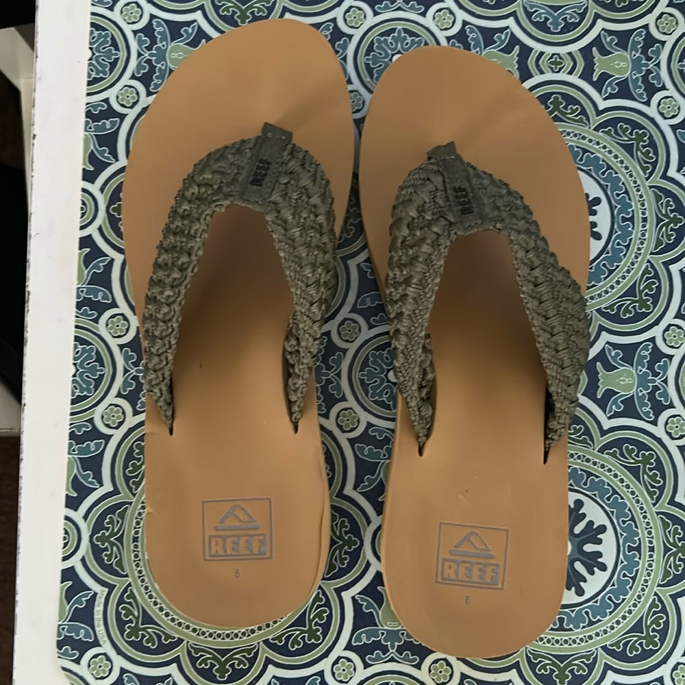 CARRIE SOLD - REEF WOMENS 8 tiny 8 I’m normally an 8 they are a littl